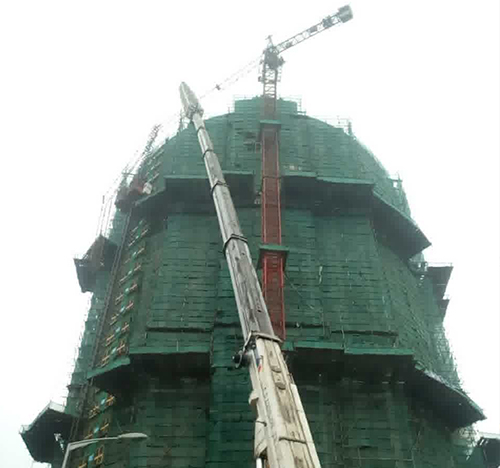 神农架林吊车在工地上作业
